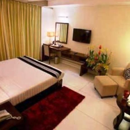 The Grand Hotel Bizzotel Гургаон Экстерьер фото