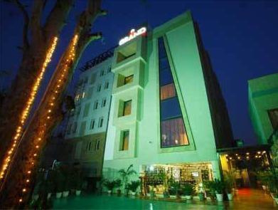 The Grand Hotel Bizzotel Гургаон Экстерьер фото