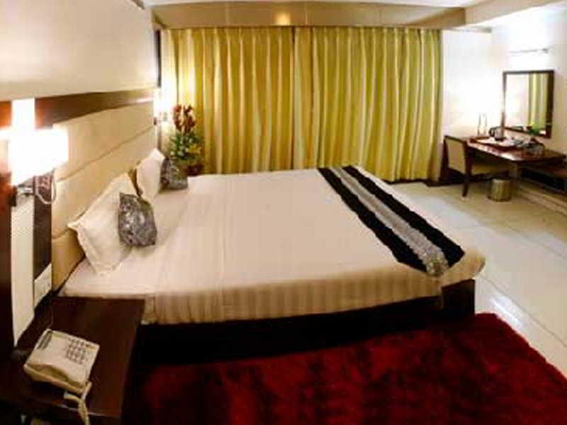 The Grand Hotel Bizzotel Гургаон Экстерьер фото