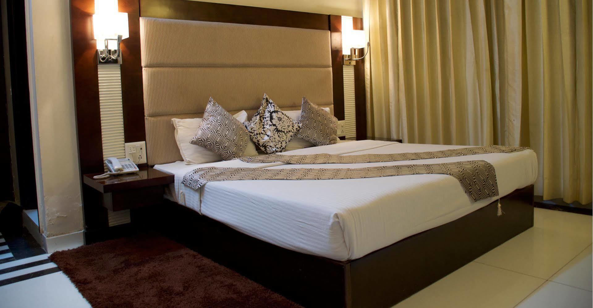 The Grand Hotel Bizzotel Гургаон Экстерьер фото