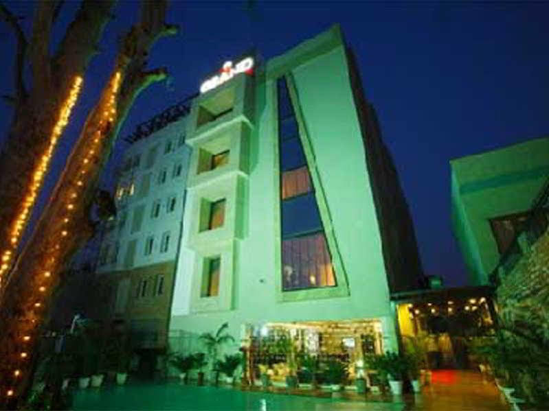 The Grand Hotel Bizzotel Гургаон Экстерьер фото